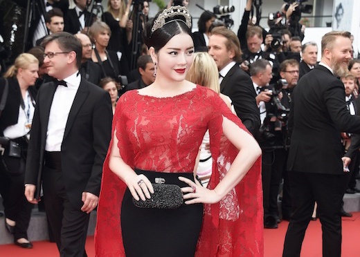 Ly Nha Ky dien vay ren goi cam tren tham do Cannes hinh anh