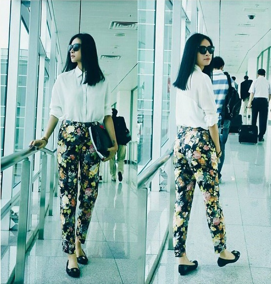 Khi ứng dụng quần họa tiết nổi bật, Ngô Thanh Vân cũng có cách mix tương tự Hồ Ngọc Hà. Cô diện quần sắc hoa bắt mắt kết hợp cùng áo sơ-mi tự tin khi tản bộ trên đường phố. 