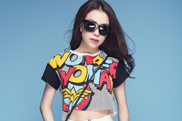 Tra Ngoc Hang tuoi tre trong loat trang phuc he hinh anh