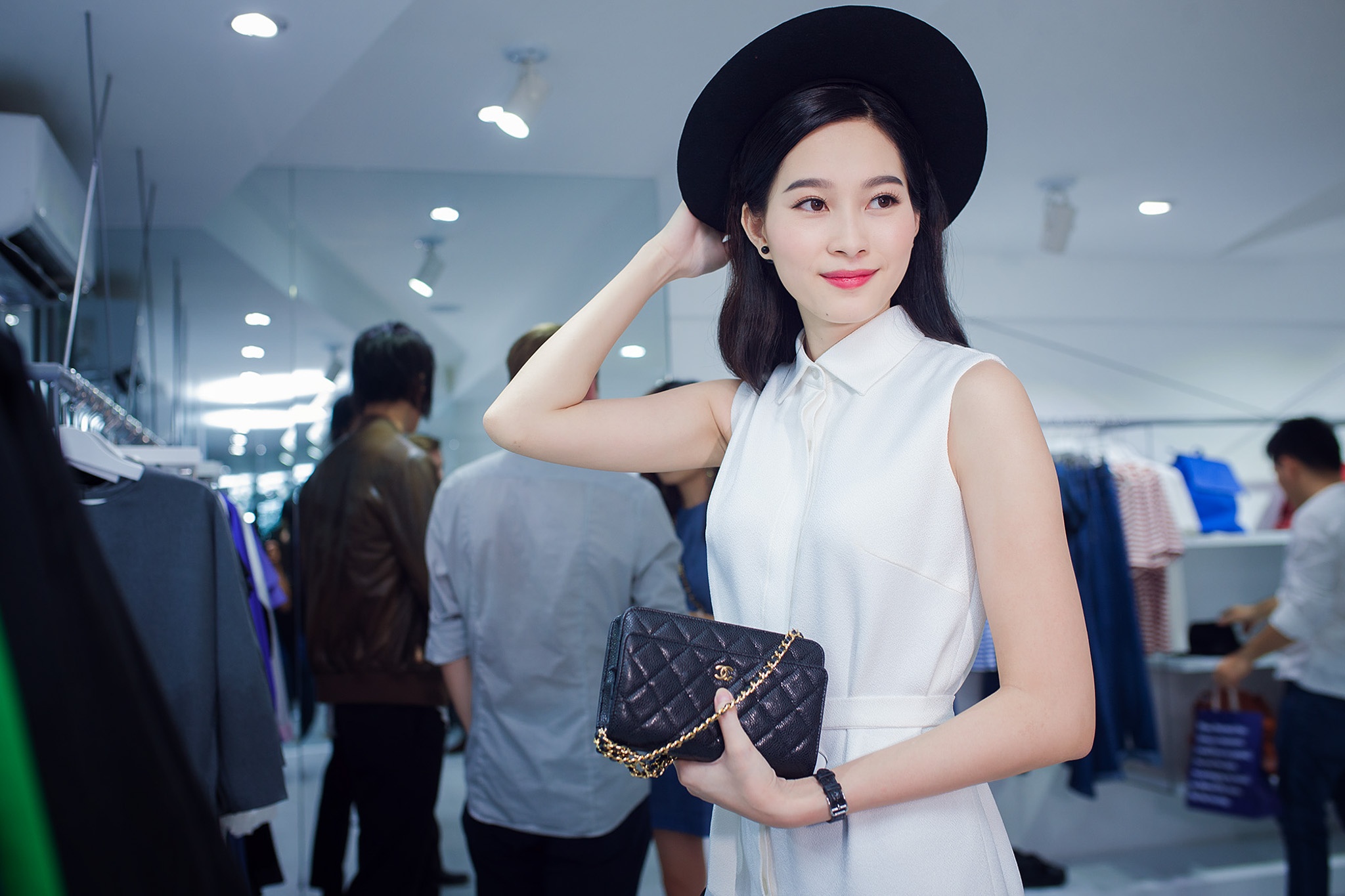 Dang Thu Thao dien mot nu sinh noi bat giua dan my nu hinh anh