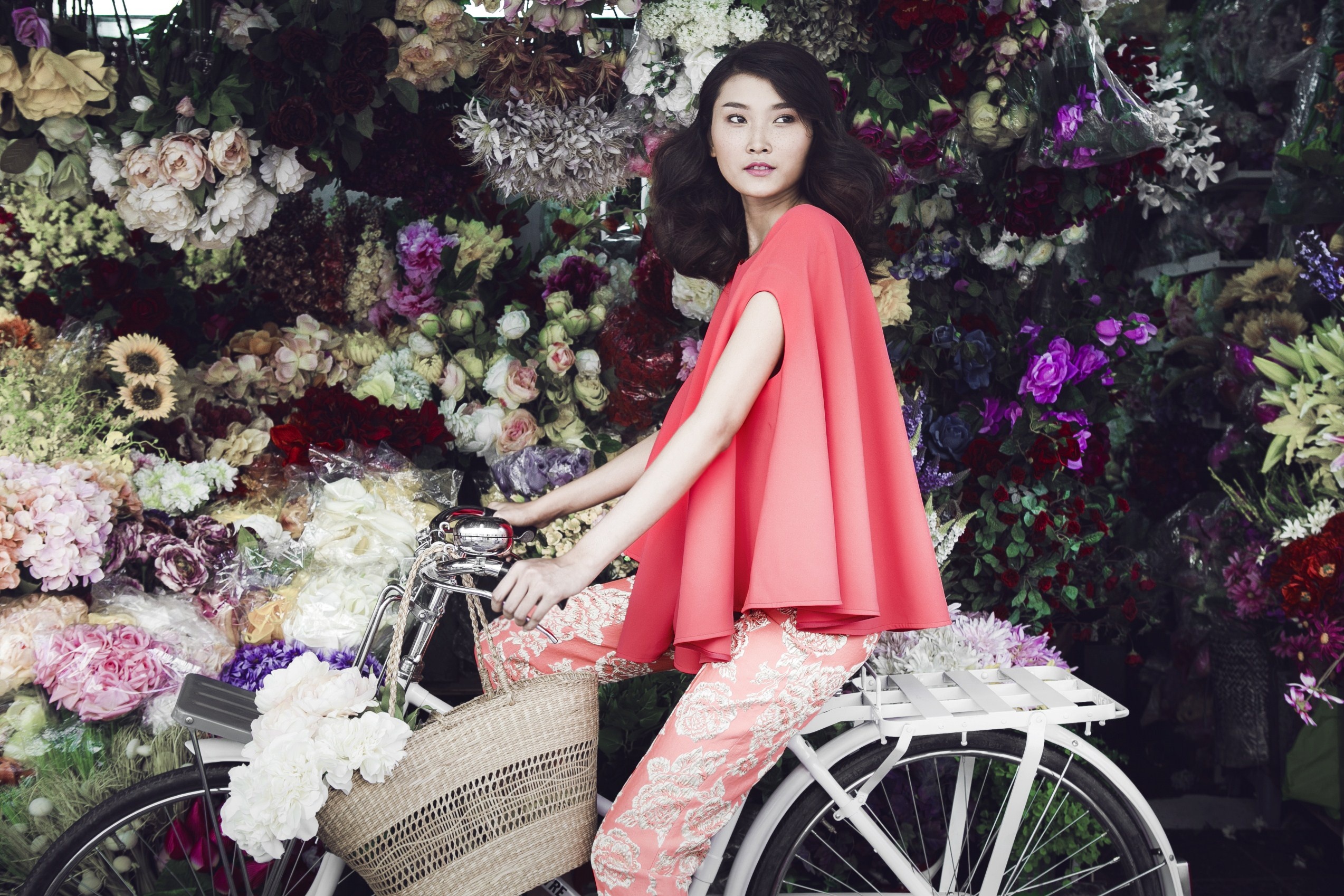 Goi y street style xuong pho ngay he cung xe dap hinh anh