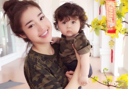 Nhung ba me Vbiz kheo lam stylist cho con gai hinh anh