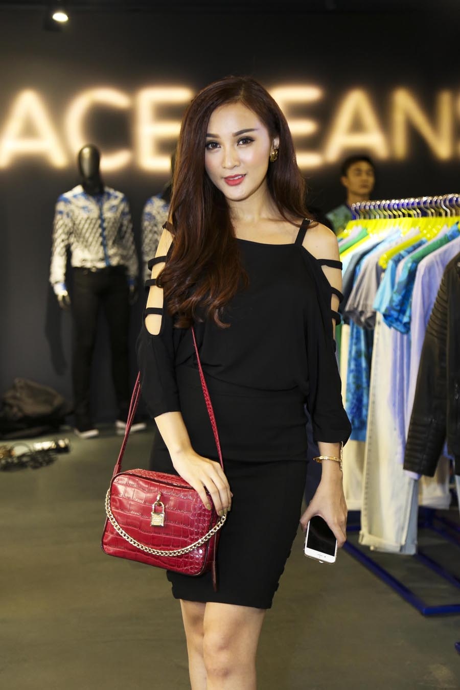 Dự tiệc ra mắt nhãn hàng còn có hot girl Kelly Nguyễn. Người đẹp 9X diện trang phục tối màu đơn giản và nữ tính. 