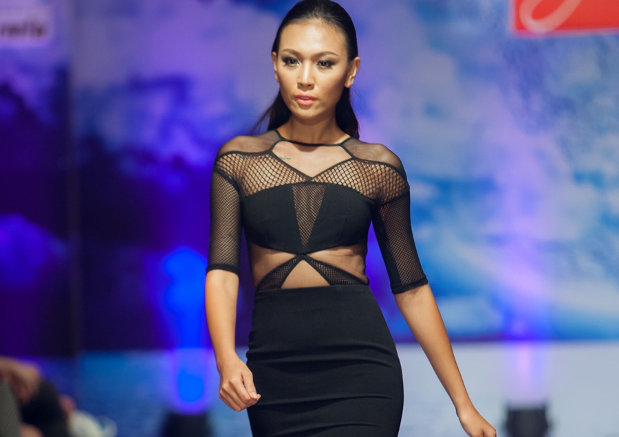 Dieu Huyen dien lai vay cut-out goi cam cua Toc Tien hinh anh