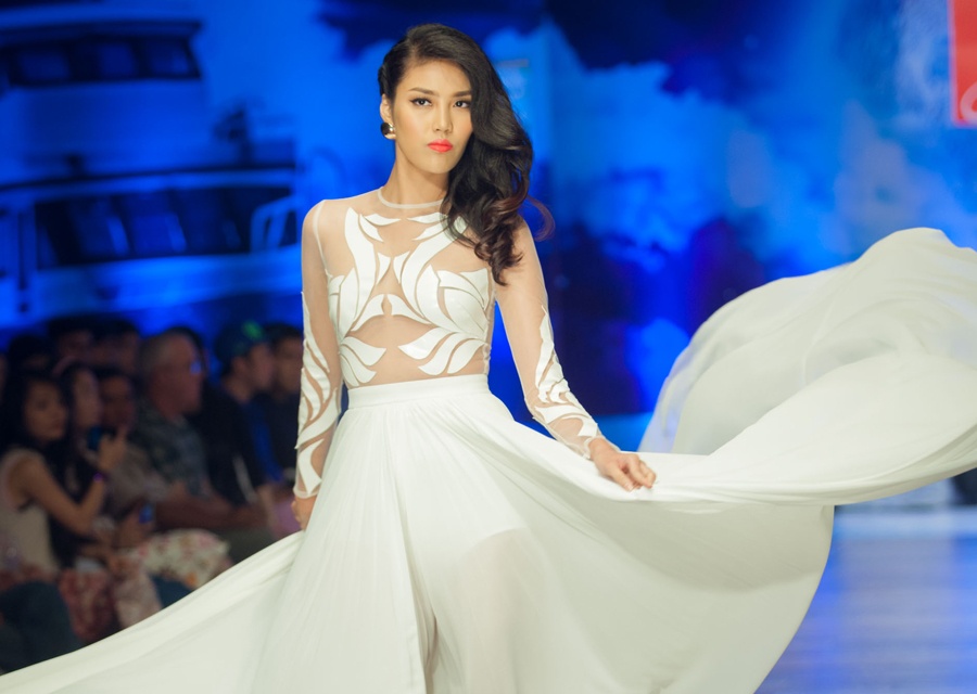 Lan Khue dien dam voan xuyen thau hinh anh