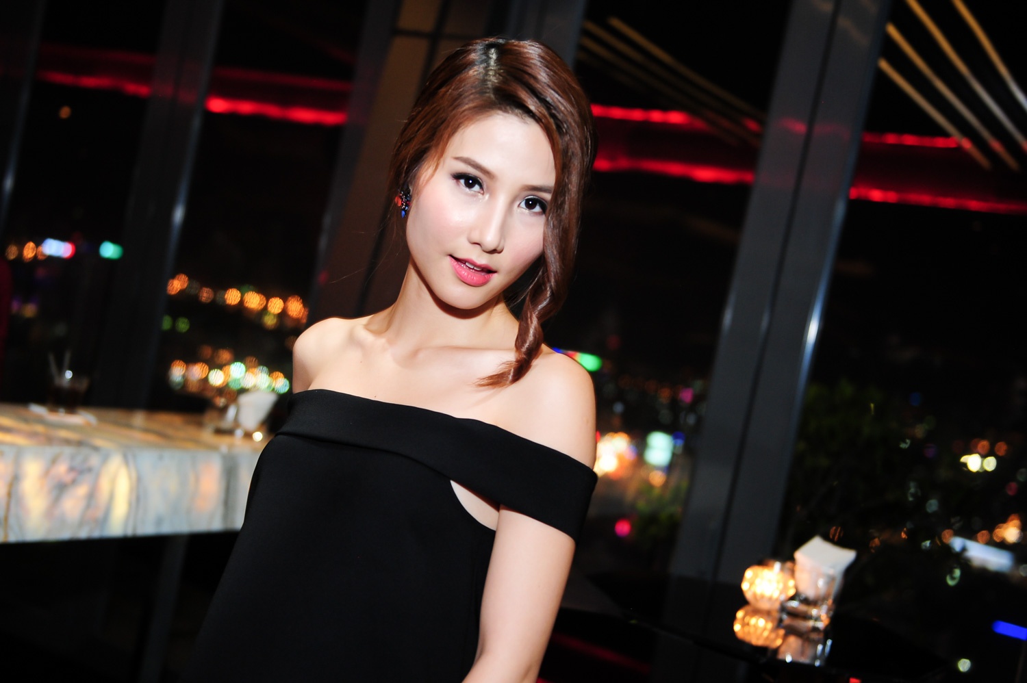 Ban trai thap tung Diem My 9X di du tiec hinh anh