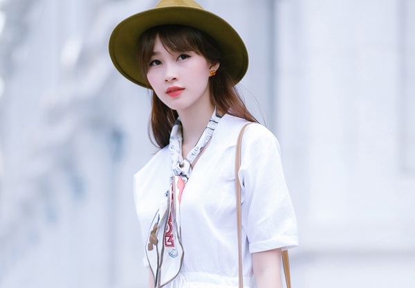 Dang Thu Thao mong manh gam trang luot pho he hinh anh