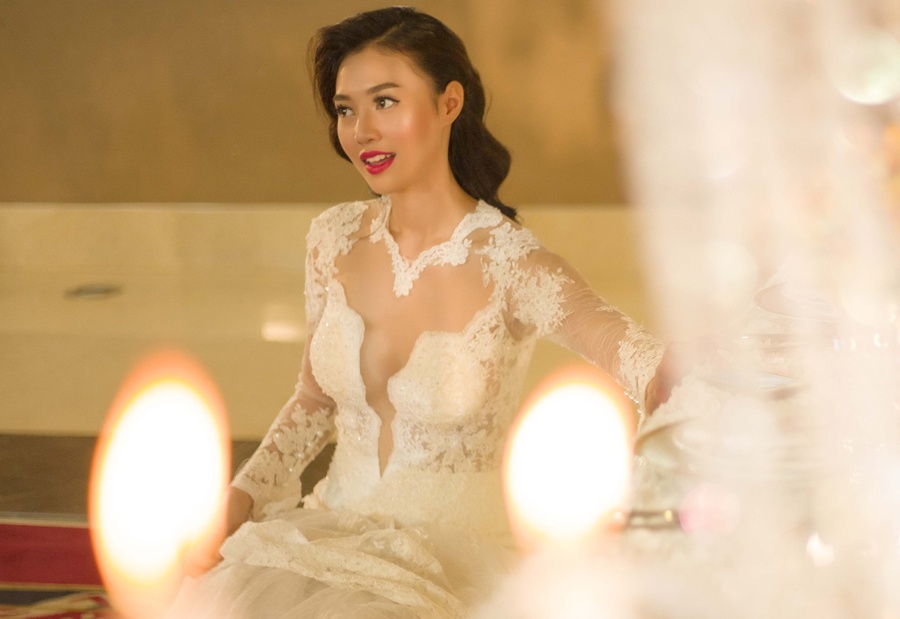 Lan Ngoc dien vay cuoi ren xe sau goi cam hinh anh