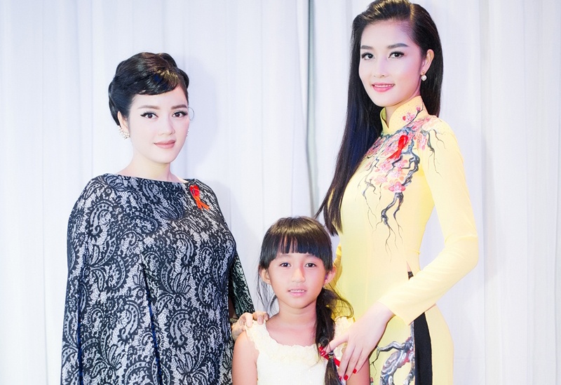 Ly Nha Ky lo chieu cao khiem ton khi dung canh Trieu Thi Ha hinh anh