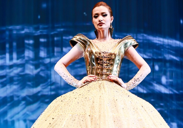 Dong Nhi lam nang meo tren san catwalk cua Chung Thanh Phong hinh anh