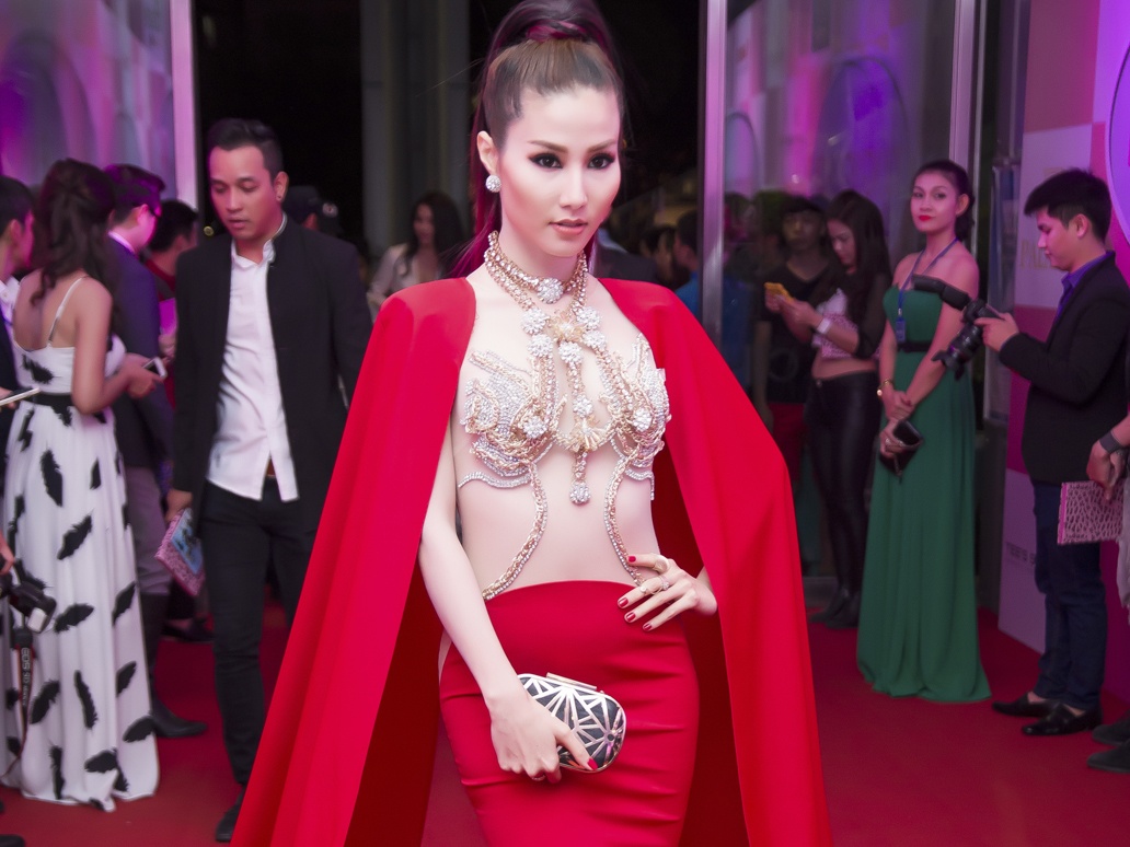 Diem My 9X an mac tao bao doat giai trang phuc an tuong hinh anh