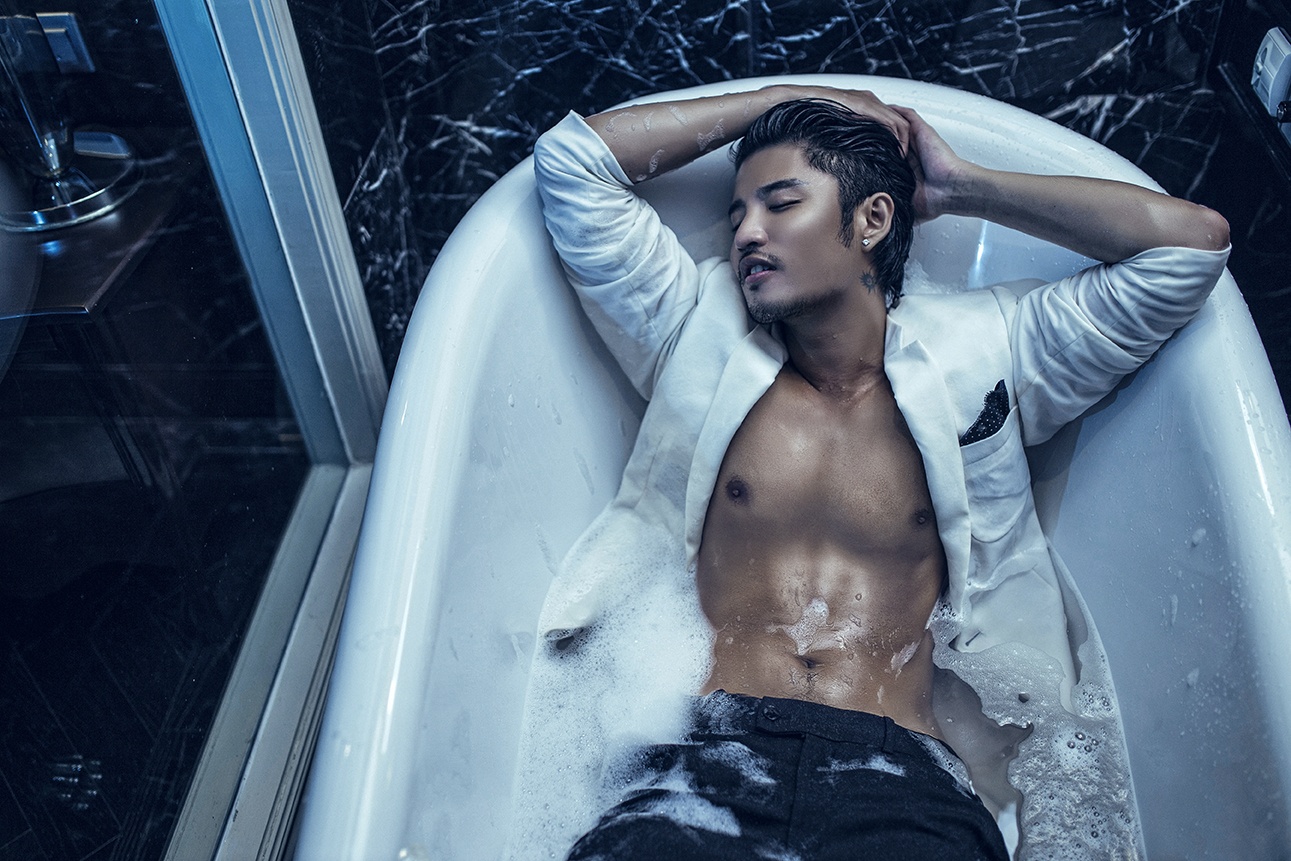 Ho Vinh Anh khoe co bung san chac trong loat anh moi hinh anh