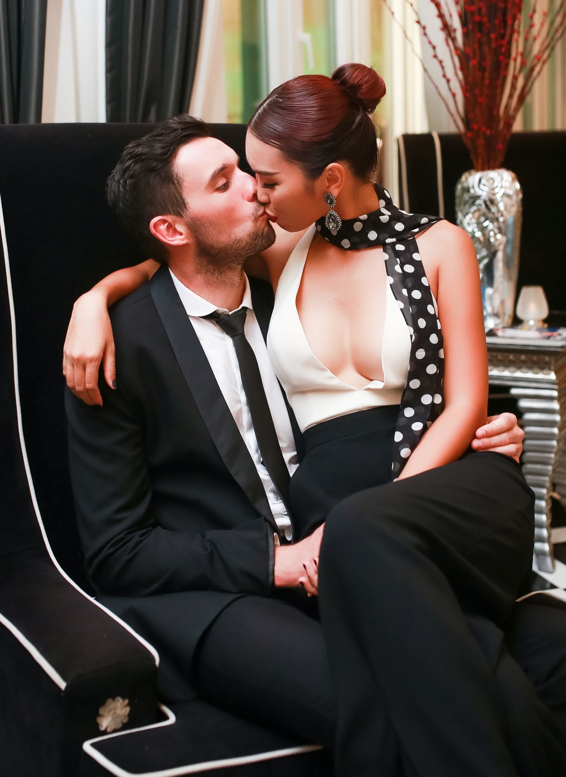 Tháp tùng người đẹp Việt dự sự kiện có hôn phu người Anh - Olly Dowden. Cặp đôi quấn quýt không rời trong suốt chương trình. 