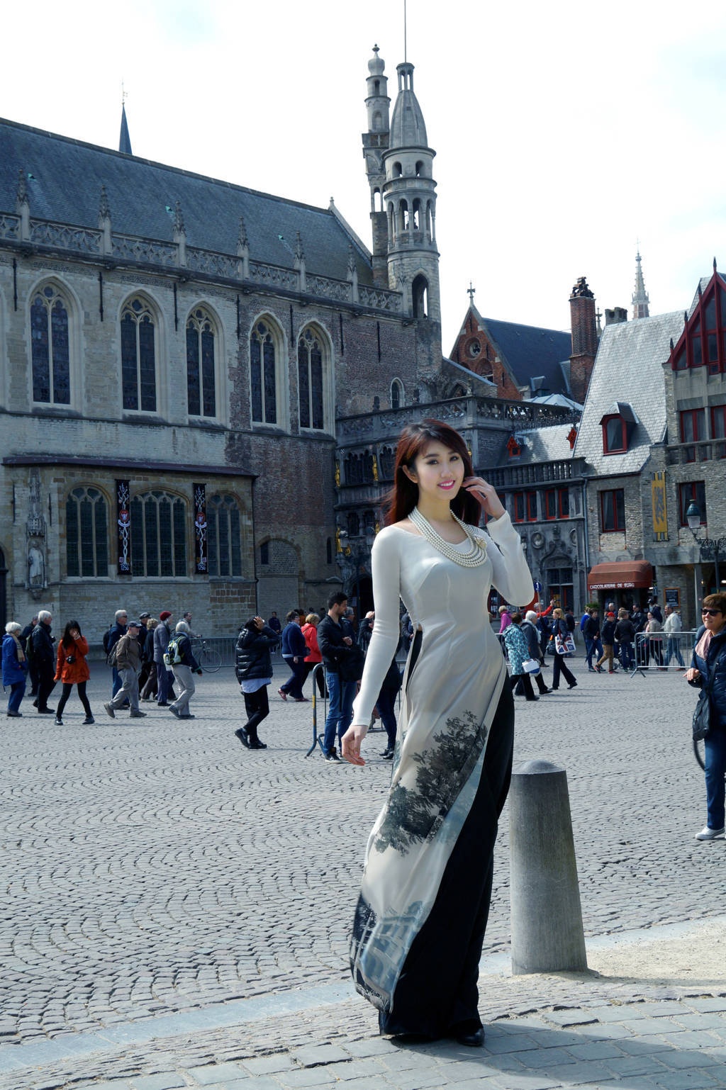 Diện áo dài phong cảnh Sài Gòn thập niên trước, Thúy Ngân thể hiện nét duyên dáng của người phụ nữ Việt gây chú ý một góc phố cổ kính. Người đẹp được người đi đường chú ý, hỏi thăm về bộ áo dài đậm nét truyền thống. Cô tự hào khi giới thiệu quốc phục Việt Nam.