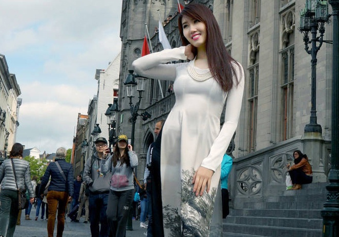 Thuy Ngan duyen dang ao dai tren duong pho chau Au hinh anh