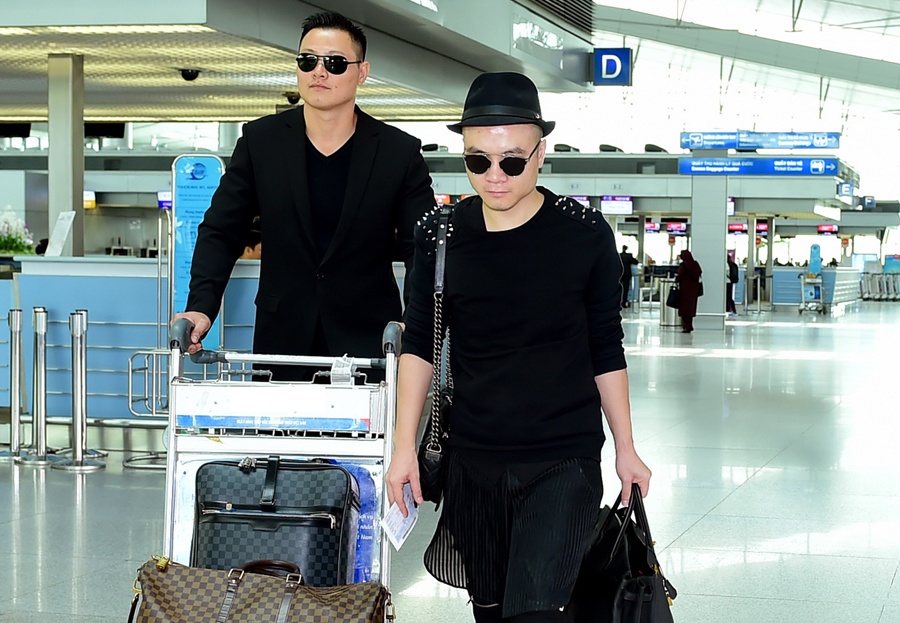 Do Manh Cuong co ve si rieng thap tung ra san bay hinh anh