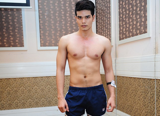 Tai xe taxi, chang dan toc dien do boi khoe hinh the chuan hinh anh