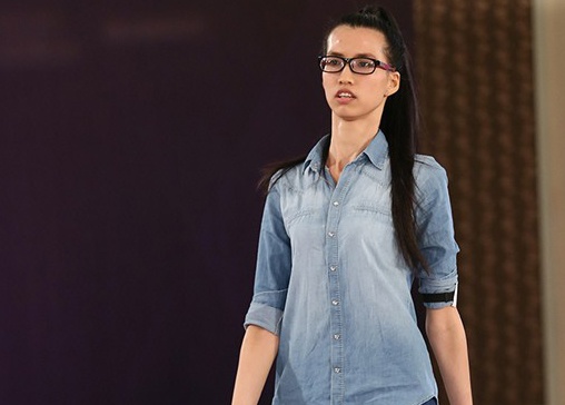 Co gai cao 1,9 m phai lam 'o-sin' phu me kiem song hinh anh