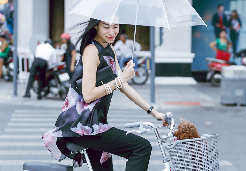 BTV thoi trang don mua mua voi thiet ke cua Adrian Anh Tuan hinh anh