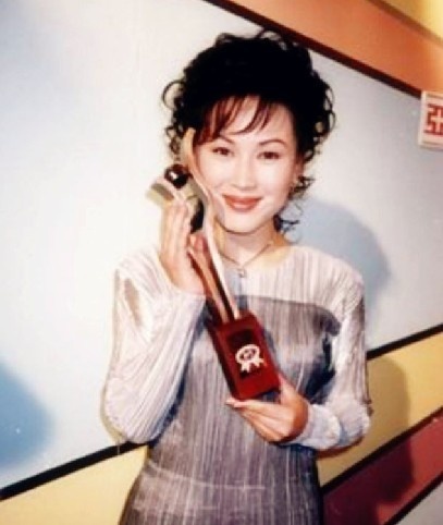 Phải nuôi con và trả nợ cho chồng