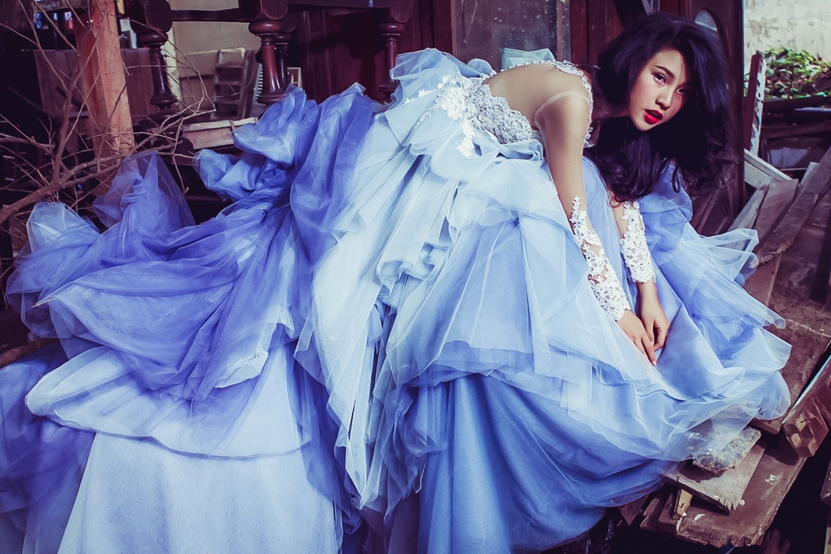 Ban gai Huynh Anh dien vay ngoai co chup anh o nha hoang hinh anh