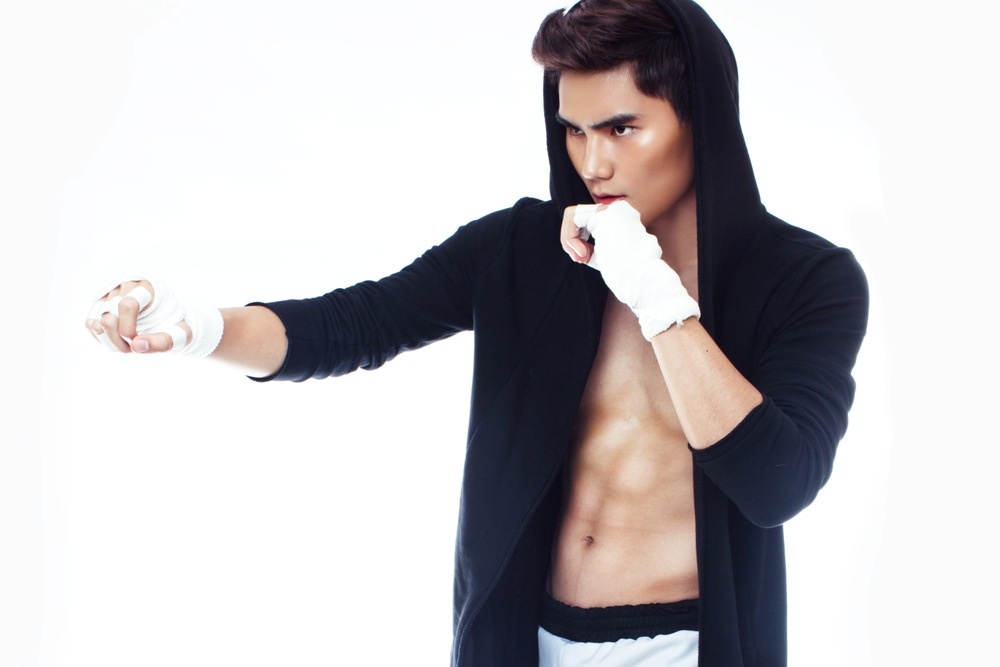 Quang Hung hoa vo si dien trai khoe co bung 6 mui hinh anh