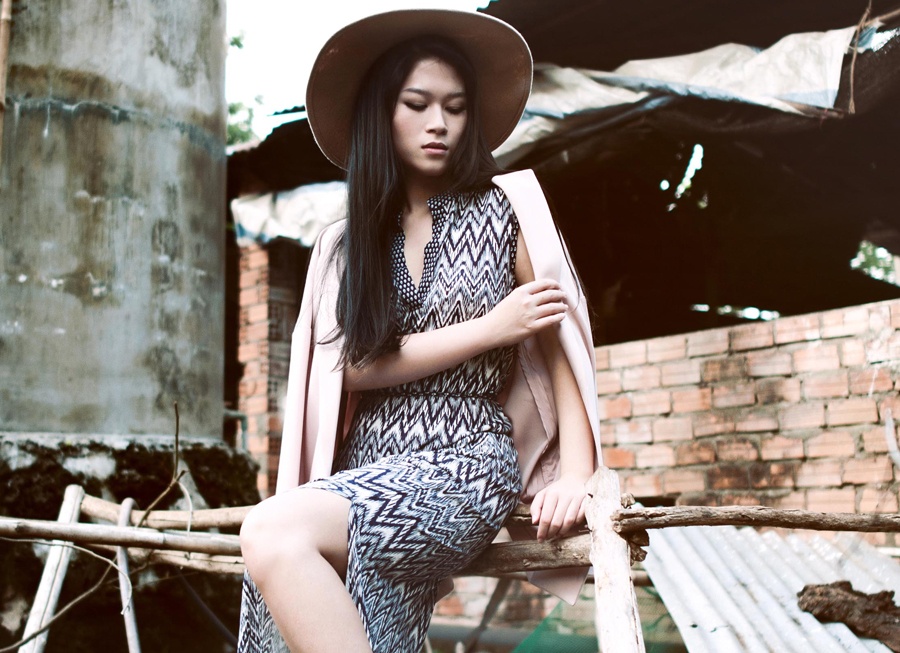 Con gai nuoi Mr. Dam sanh dieu voi trang phuc sac tram hinh anh