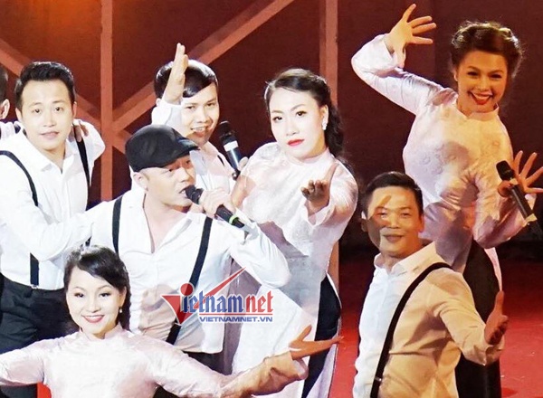 Hiền Anh cùng các nghệ sĩ trong chương trình Trở về.