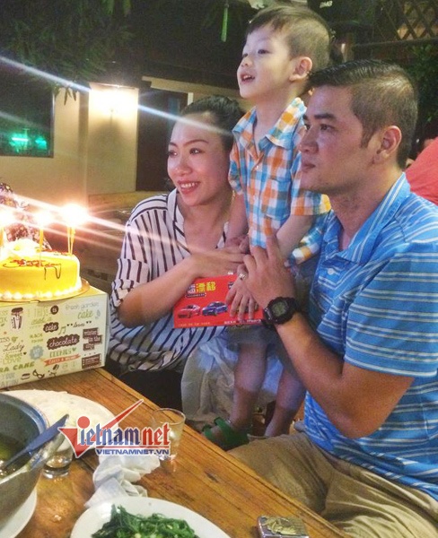 Vợ chồng ca sĩ Hiền Anh và con trai.