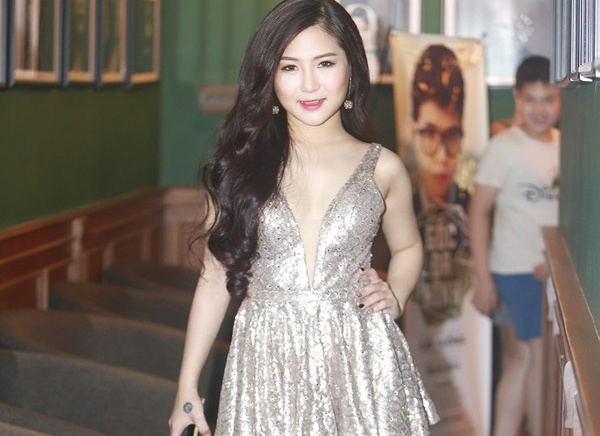 Huong Tram dien vay ngan vao nhom sao xau hinh anh
