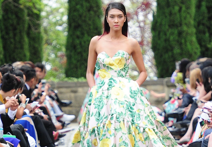 Quan quan Nguyen Oanh dien vay cup nguc tren san catwalk hinh anh