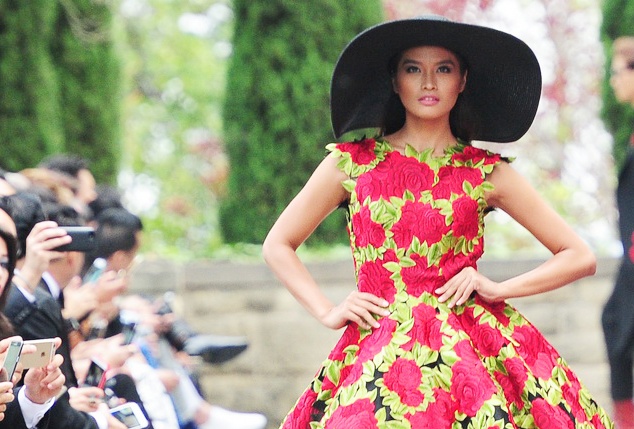 Hoa hau Philippines sai buoc kieu sa o show Do Manh Cuong hinh anh