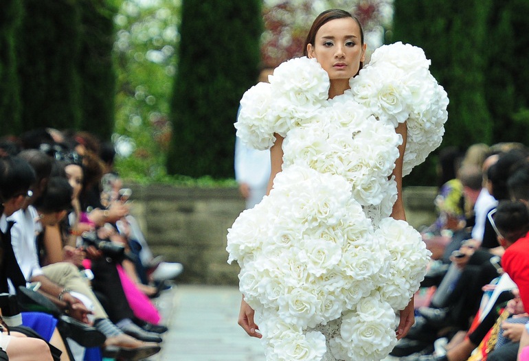 Le Thuy dien vay khoi hoa hong trang kieu ky catwalk hinh anh