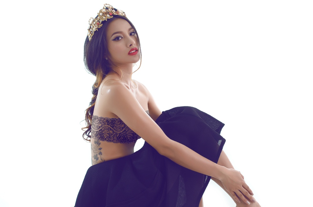 Yaya Truong Nhi mac bra-top lo hinh xam tren co the hinh anh