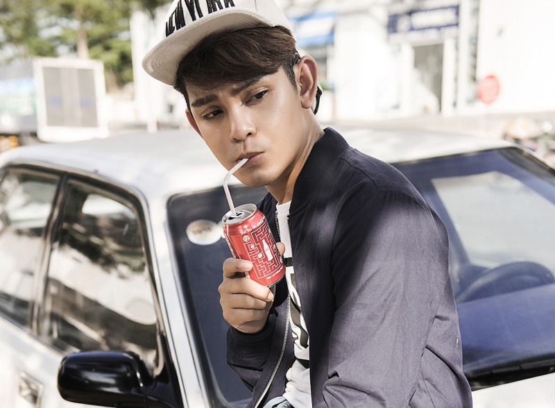 Son Ngoc Minh dien denim khoe khoan dao pho hinh anh