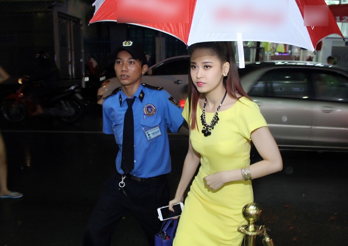 Truong Quynh Anh doi mua chay show o Binh Duong hinh anh