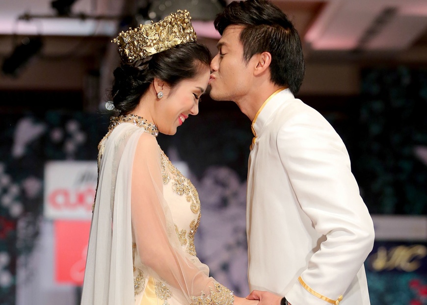 Quy Binh - Le Phuong dien ao cuoi tinh tu tren san dien hinh anh