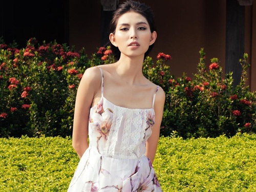 Thuy Duong dien vay hoa moc lan khoe dang manh de hinh anh