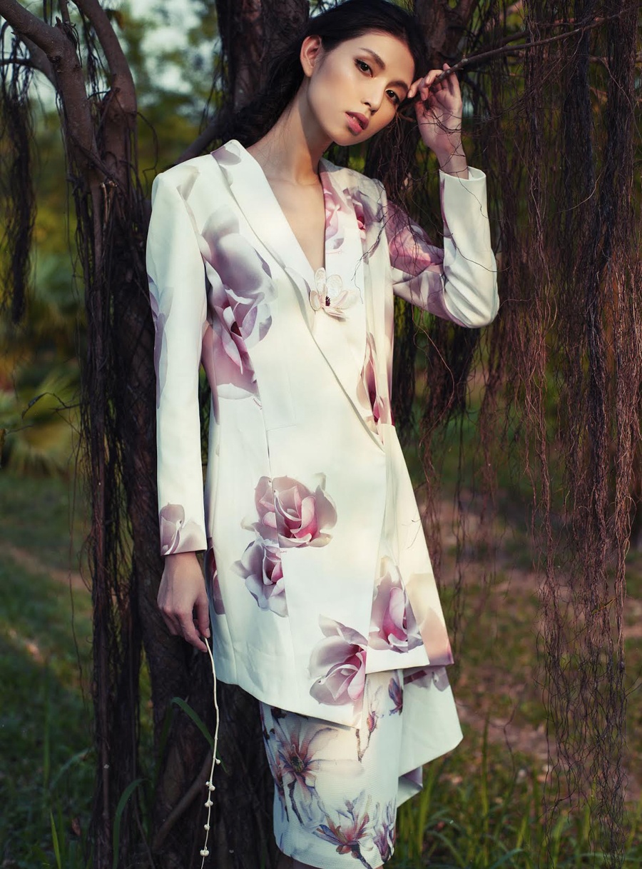 Họa tiết gam màu đỏ tím đậm nhạt giúp bộ cánh có chiều sâu hơn. Thiết kế vest ngày hè được nhấn nhá chi tiết vạt ngắn dài sáng tạo. 