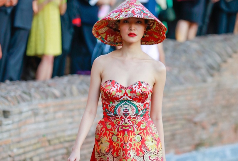 Thuy Dung mac sexy lam vedette giua dan mau Tay hinh anh