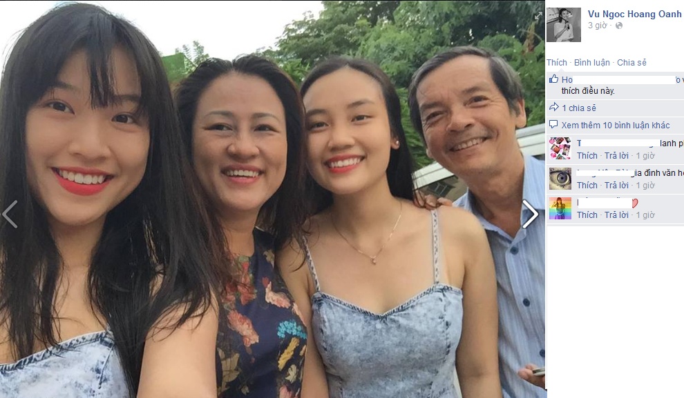 MC Hoàng Oanh chia sẻ hình ảnh cô chụp cùng bố mẹ và em gái để hòa chung không khí ấm áp, hạnh phúc của ngày lễ dành cho gia đình. Ngày này cô không chạy show mà dành thời gian đưa cả nhà dùng bữa tối thân mật tại một nhà hàng quen thuộc. 