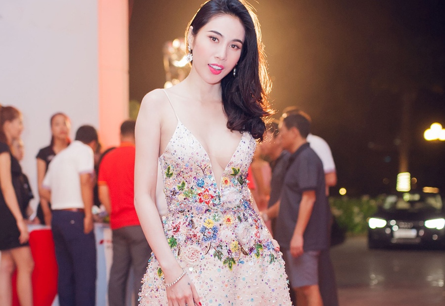 Thuy Tien dien dam xe sau du su kien hinh anh