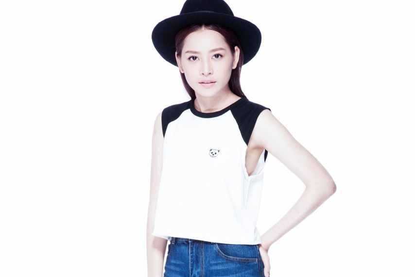 Chi Pu ca tinh voi ao thun tu thiet ke hinh anh