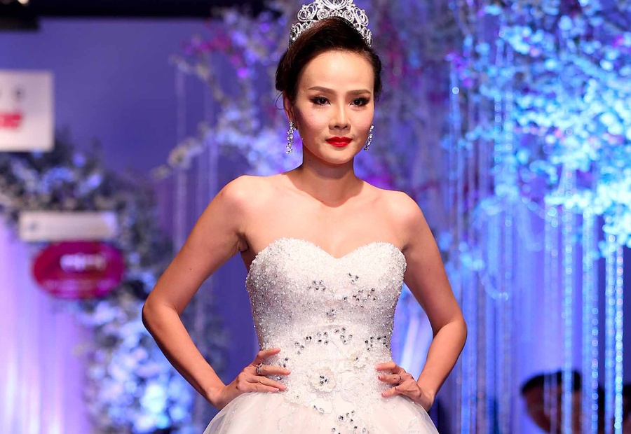 Duong Yen Ngoc lam co dau sexy khi tai xuat san dien hinh anh