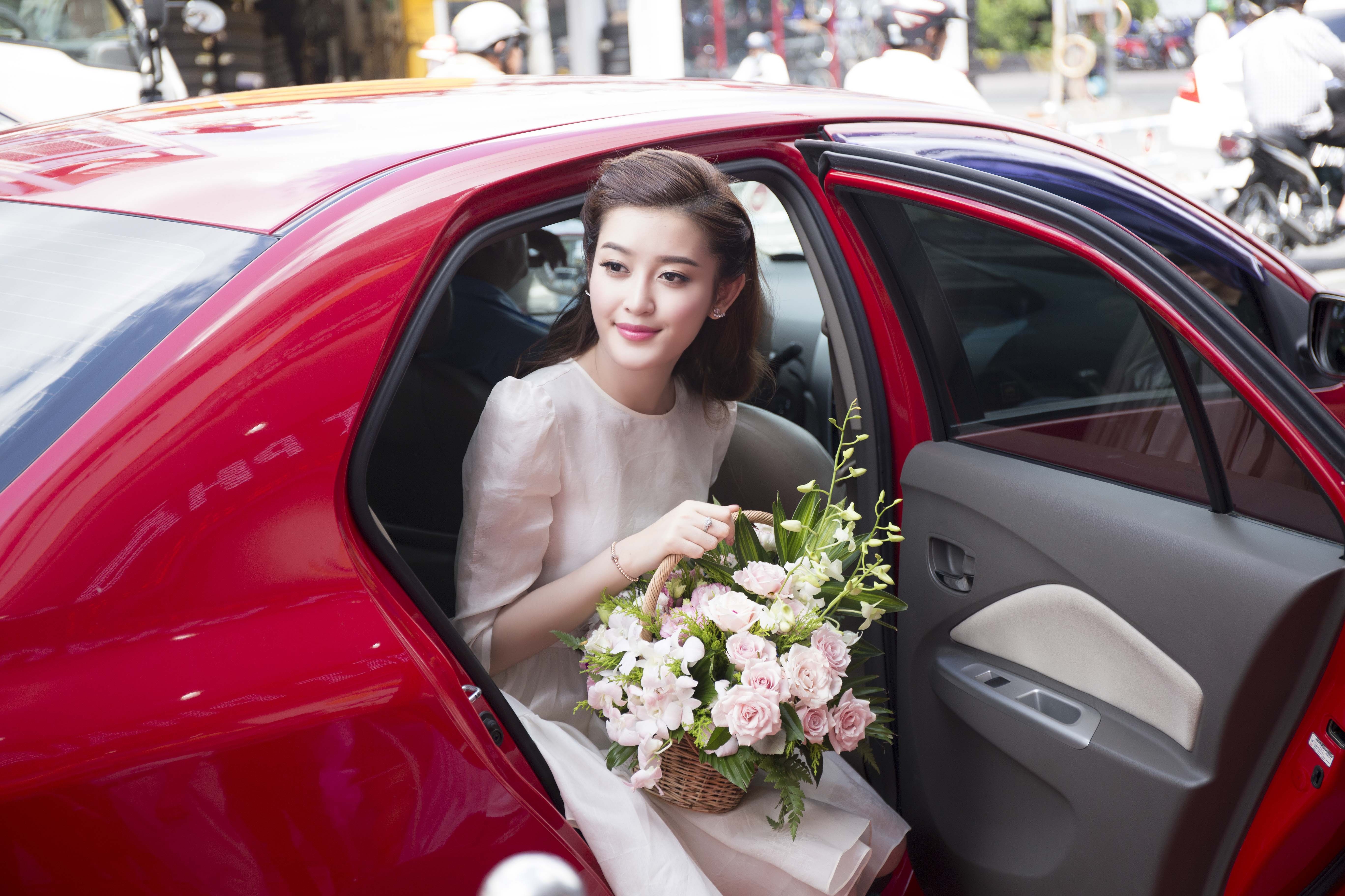 A hau Huyen My dep thanh lich voi dam trang hinh anh