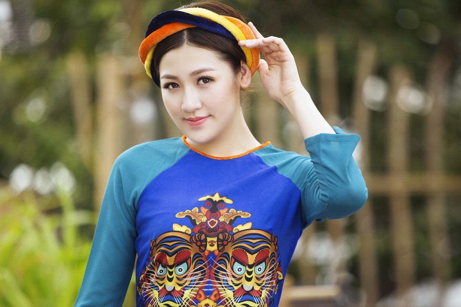 Tu Anh khoe net duyen voi ao dai xua hinh anh