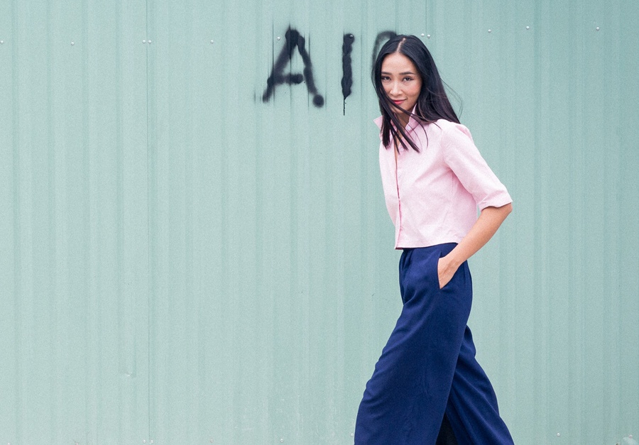 Trang Khieu xuong pho voi trang phuc tu thiet ke hinh anh