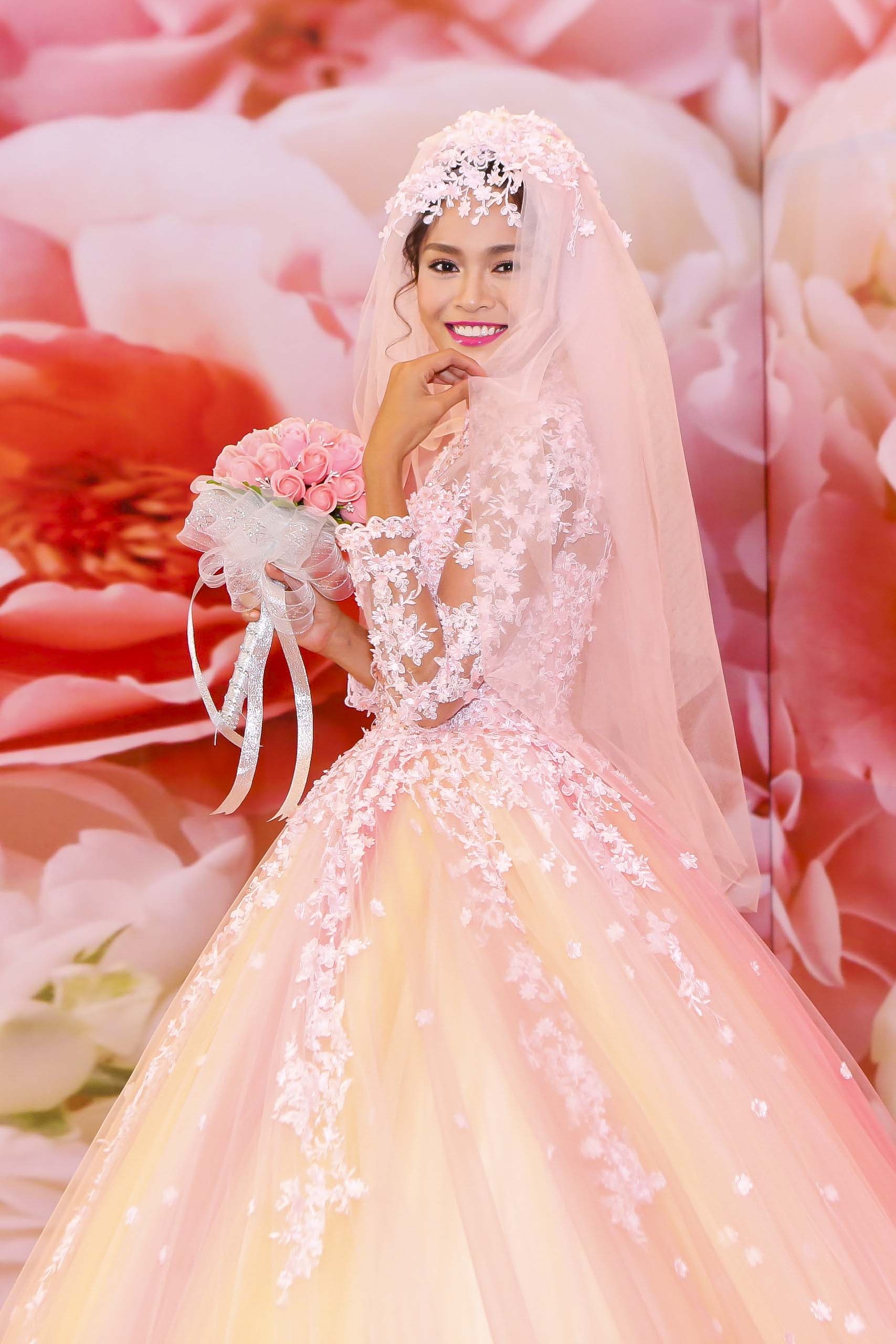 Tối 4/7, chuyên gia trang điểm Hồ Khanh giới thiệu bộ sưu tập áo cưới Gọi giấc mơ hoa tại TP HCM. Mâu Thanh Thủy tham gia trình diễn với vai trò vedette bộ sưu tập. Nữ người mẫu diện bộ váy cưới gam trắng kiêu sa, phụ kiện lúp voan sang trọng, tự tin trình diễn tại sự kiện.