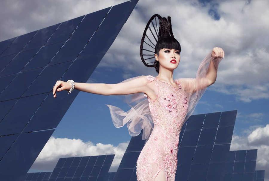Jessica Minh Anh bien nha may thanh san catwalk hinh anh