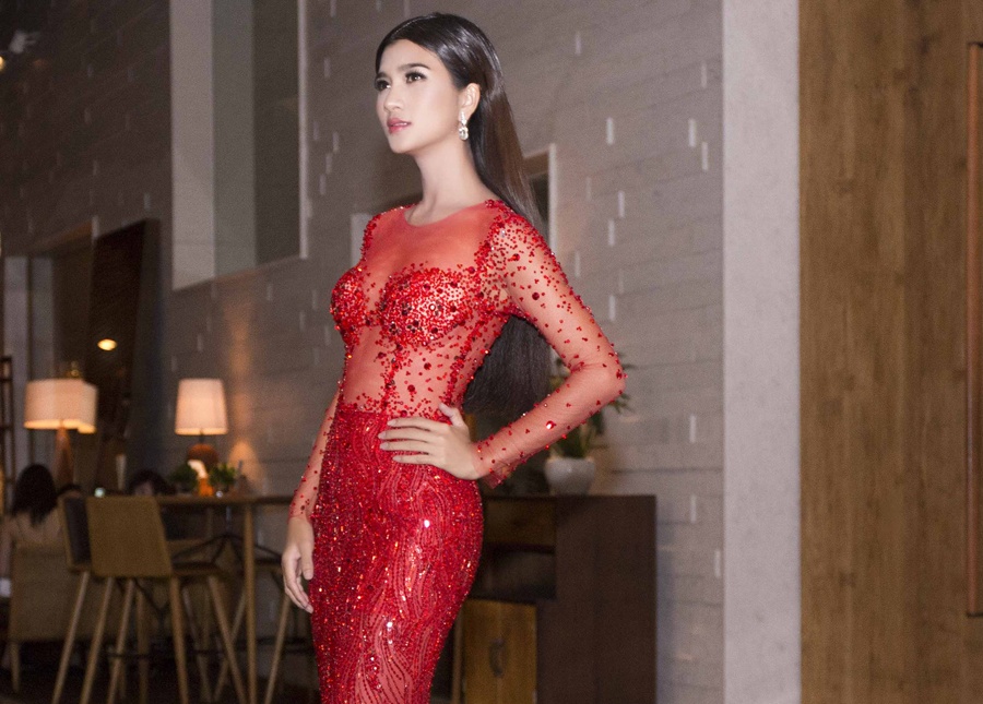 Kim Tuyen dien vay om xuyen thau vao nhom sao dep tuan hinh anh